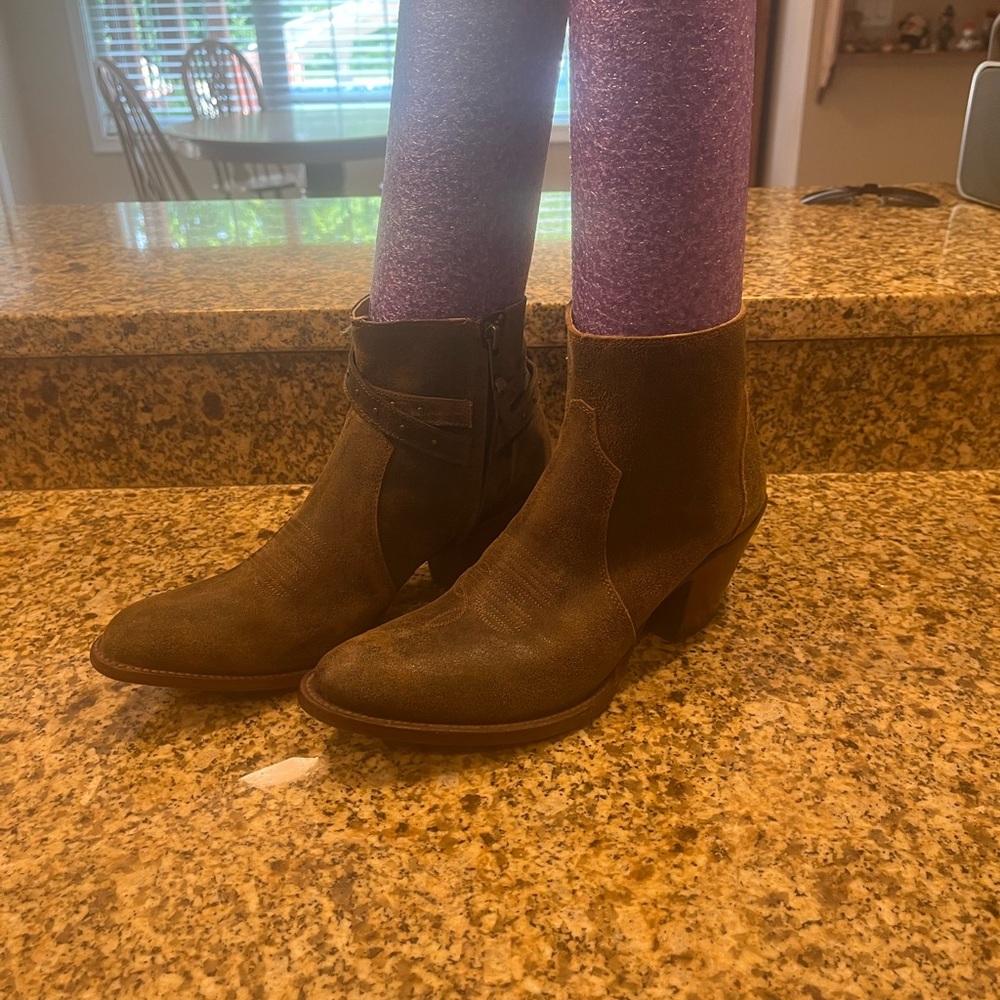 Shyanne Women’s 9 Short Brown Textured Leather Western Ankle Boots Booties